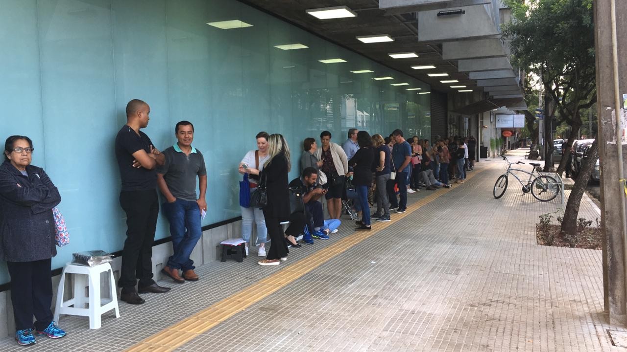 Em dia de matrícula, centenas de pessoas fazem fila em frente ao CAC