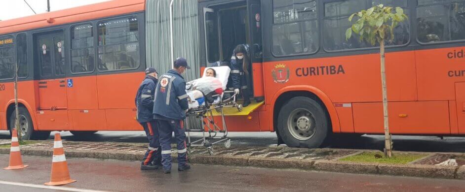 Mulher que não sabia que estava grávida, dá a luz à luz dentro de ônibus em Curitiba