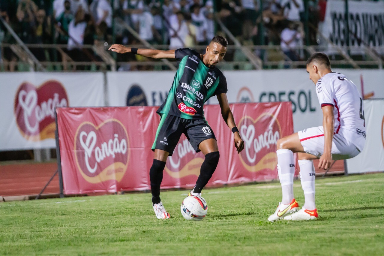 Torcedores brigam nas arquibancadas durante jogo do MFC e Athletico PR, no Willie Davids