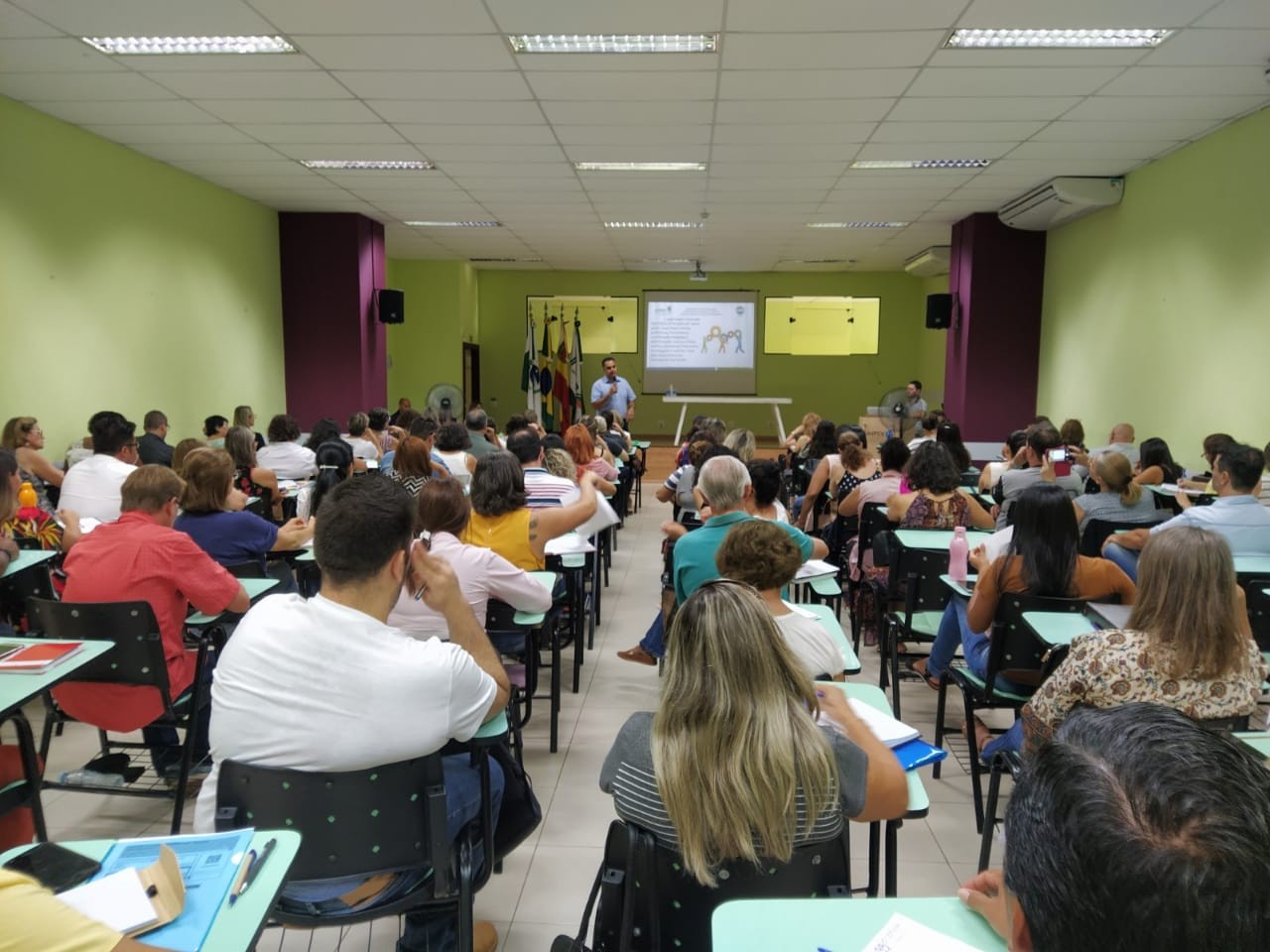 Diretores de escolas recebem orientação sobre como agir