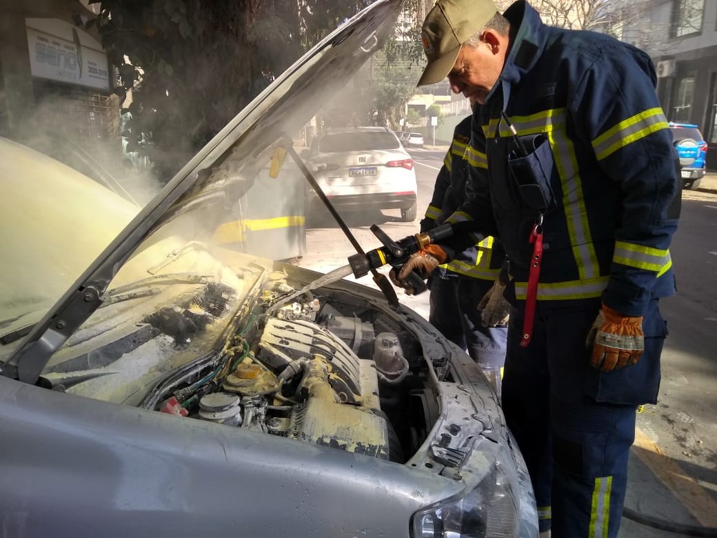 Veículo pega fogo em garagem de prédio na rua Santos Dumont