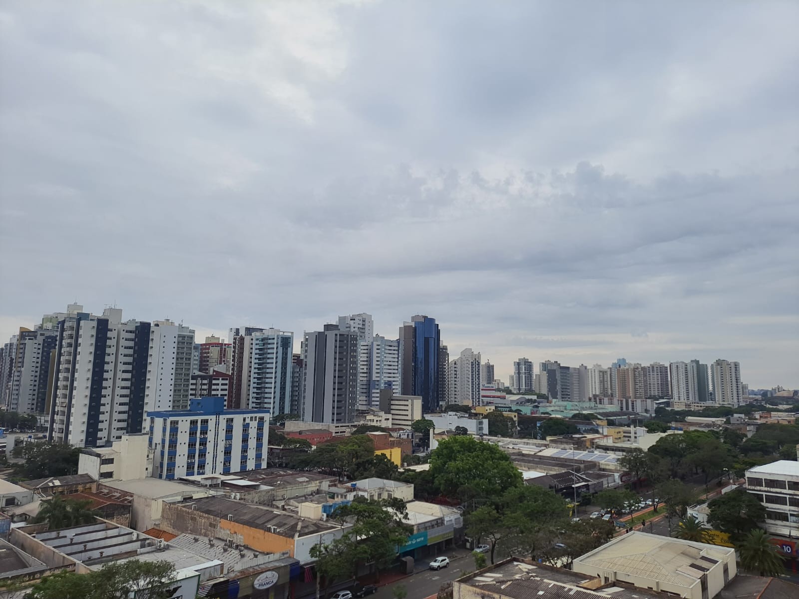 Segunda-feira de muitas nuvens em Maringá; previsão diz que não há chuva