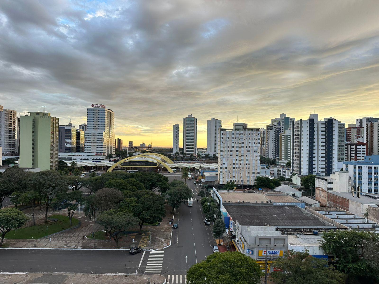 Quinta-feira (26) será menos fria, mas com previsão de chuva em Maringá