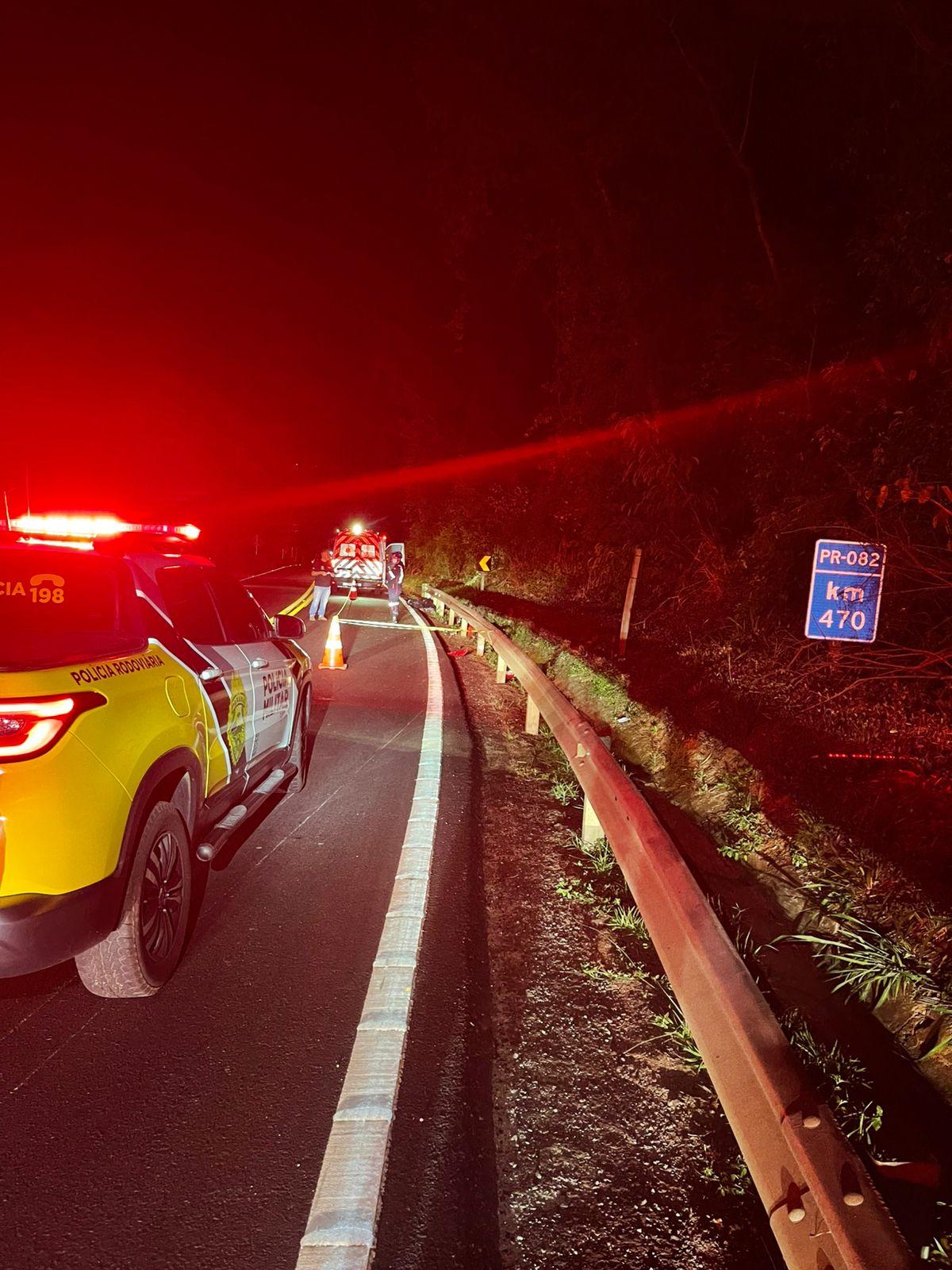 Motociclista morre ao bater moto em defensa metálica