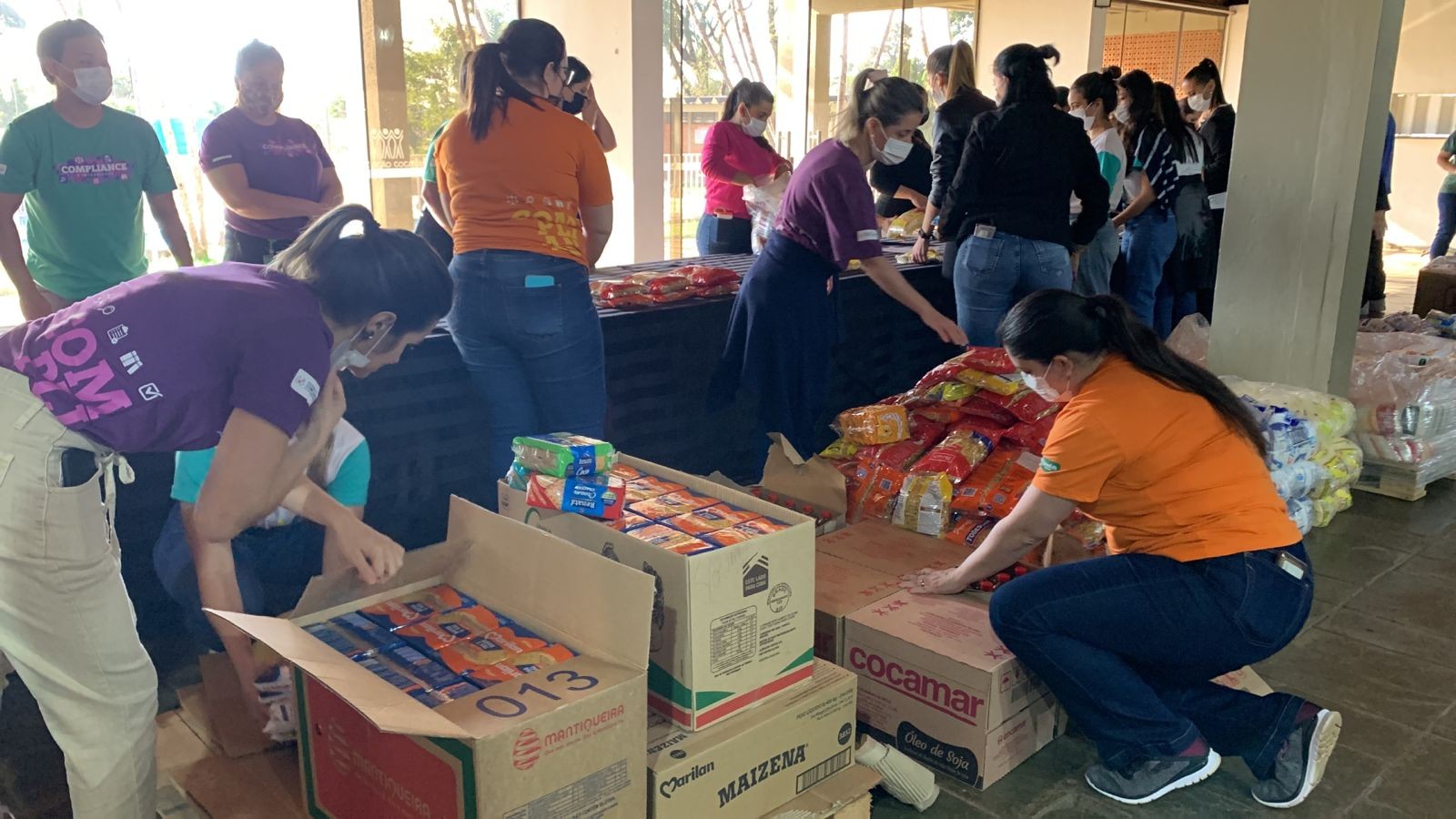 Voluntários de cooperativas se reúnem para montar 500 cestas básicas para doação