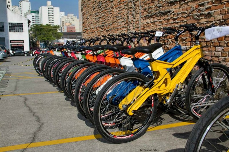 Brasileiro desenvolve bicicleta feita de plástico reciclável