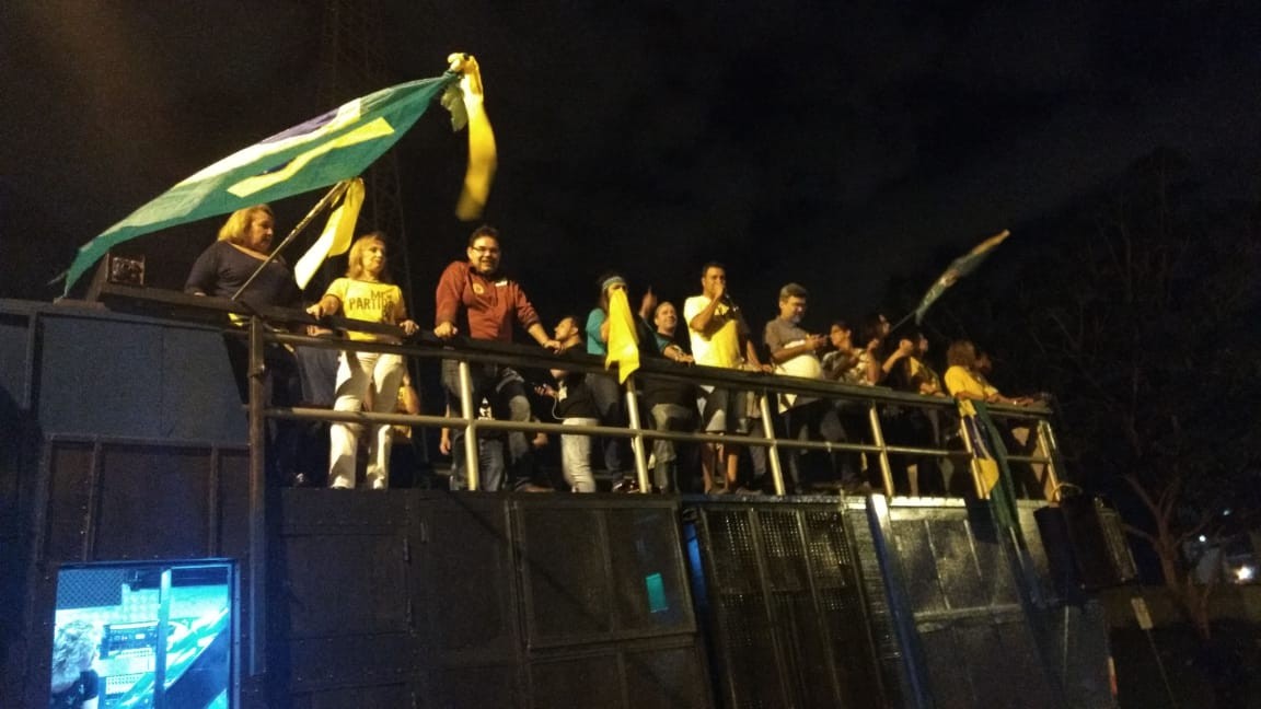 Vitoriosos nas urnas, eleitores de Bolsonaro comemoram