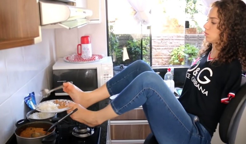Daniele cozinhando com os pés em um de seus vídeos no YouTube - Foto: Reprodução YouTube