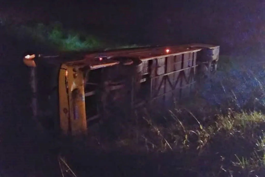 Ônibus tomba na BR-277 e deixa 18 pessoas feridas