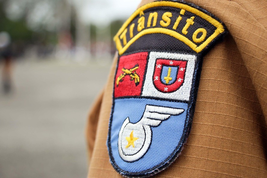 Motociclista é preso por adulterar placa de veículo com fita isolante