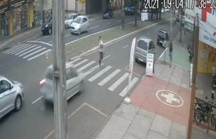 Polícia tem o nome do motorista que atropelou avô e neta e fugiu sem prestar socorro em Maringá