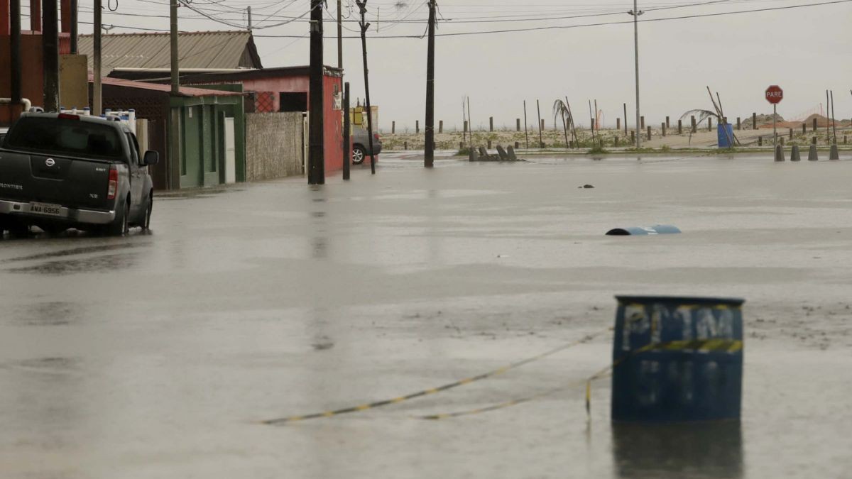 Casas são destelhadas e árvores derrubadas após temporal no Litoral
