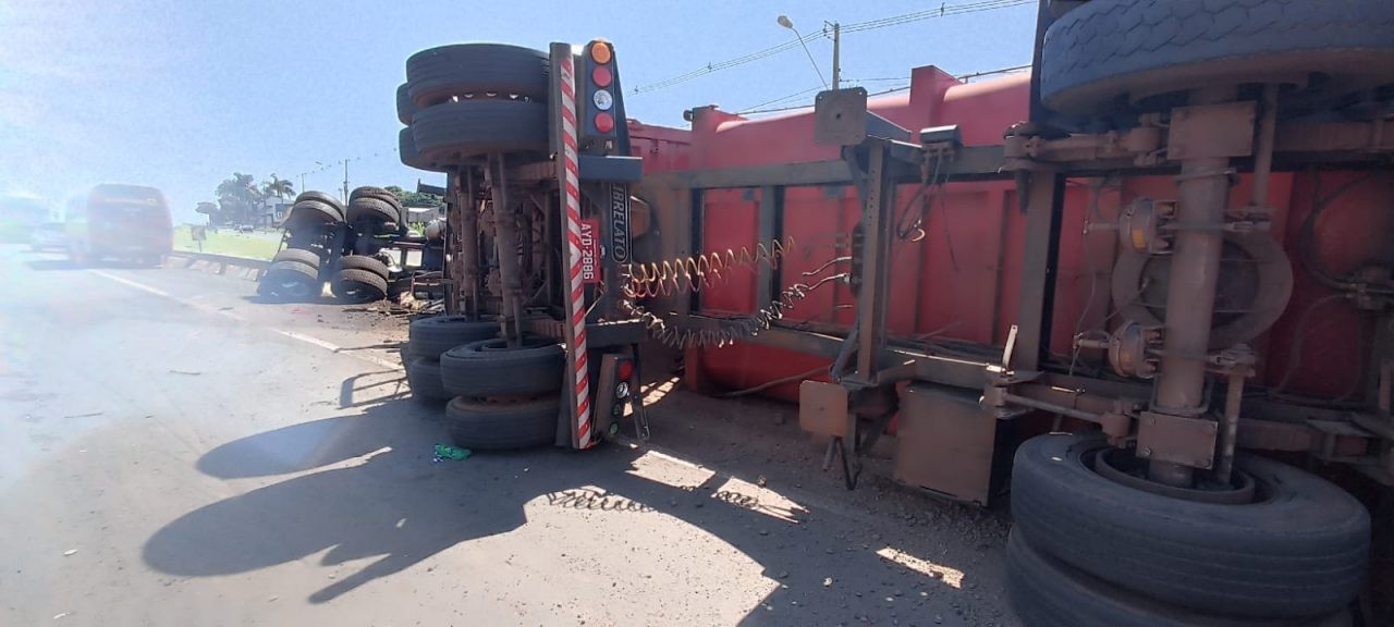 Caminhão tomba no Contorno Norte e espalha carga pela pista