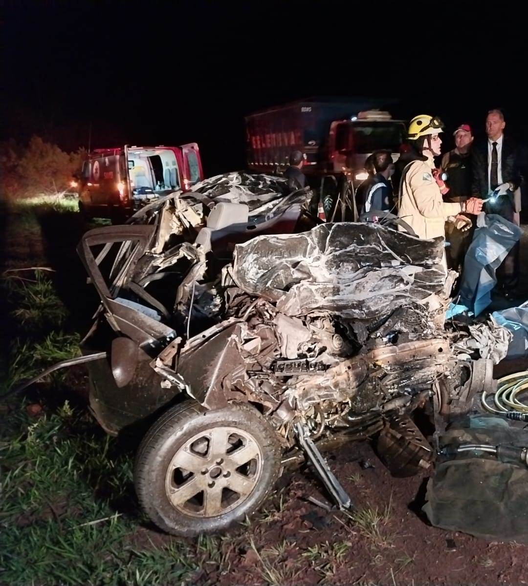 Motorista de 31 anos morre ao bater contra carreta na região de Maringá