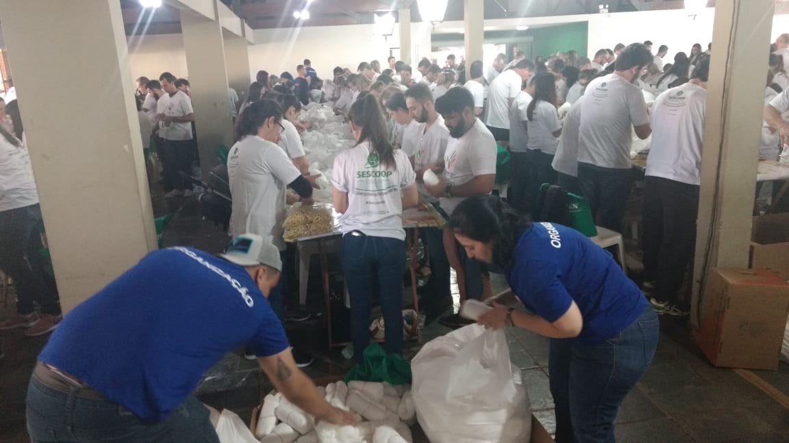 Voluntários produzem 22 mil fraldas geriátricas em Maringá