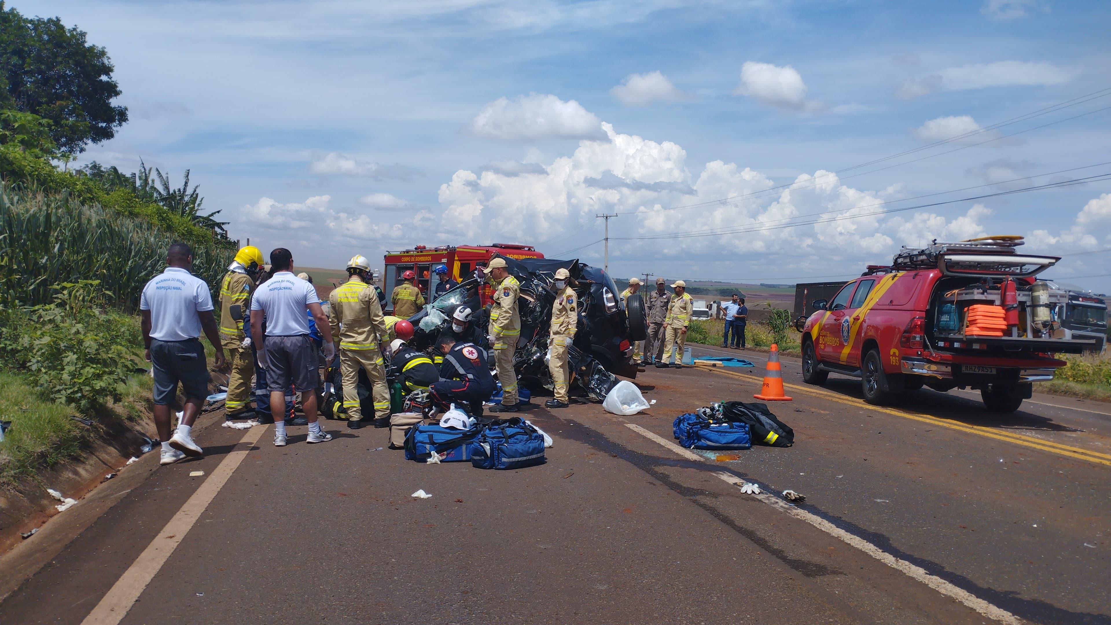 Duas pessoas ficam presas às ferragens em acidente na PR-317