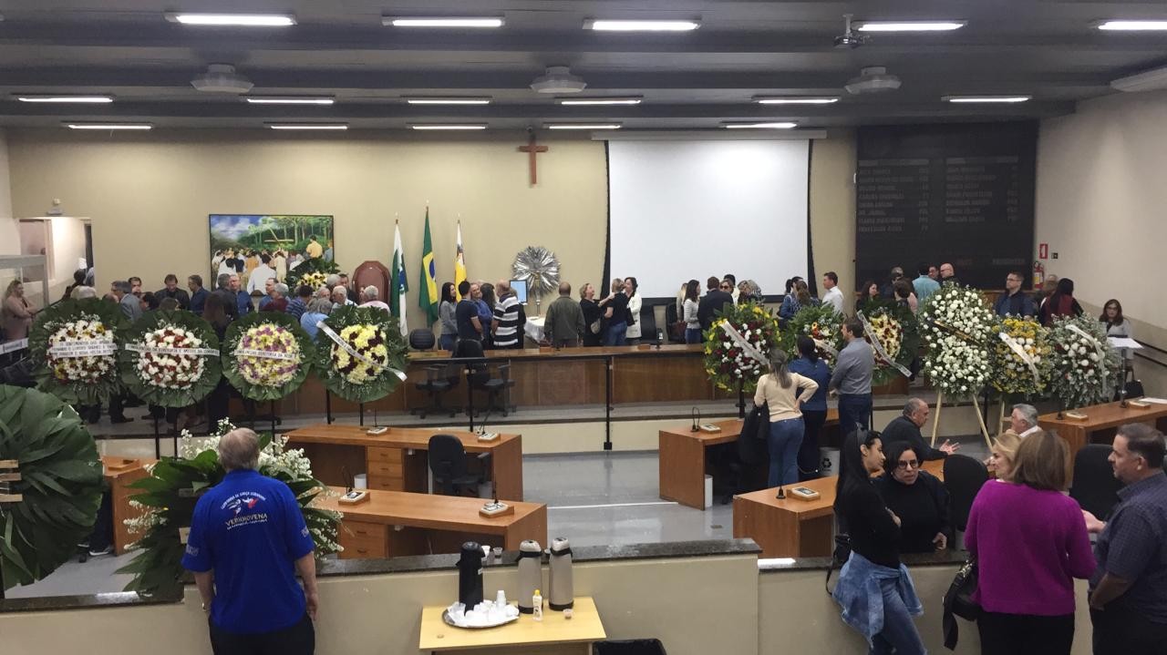 Familiares e amigos se despedem de Divanir Braz Palma