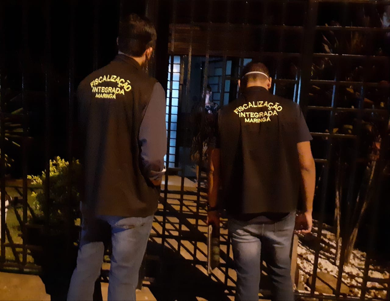 Durante fiscalização, equipes enfrentam resistência de moradores