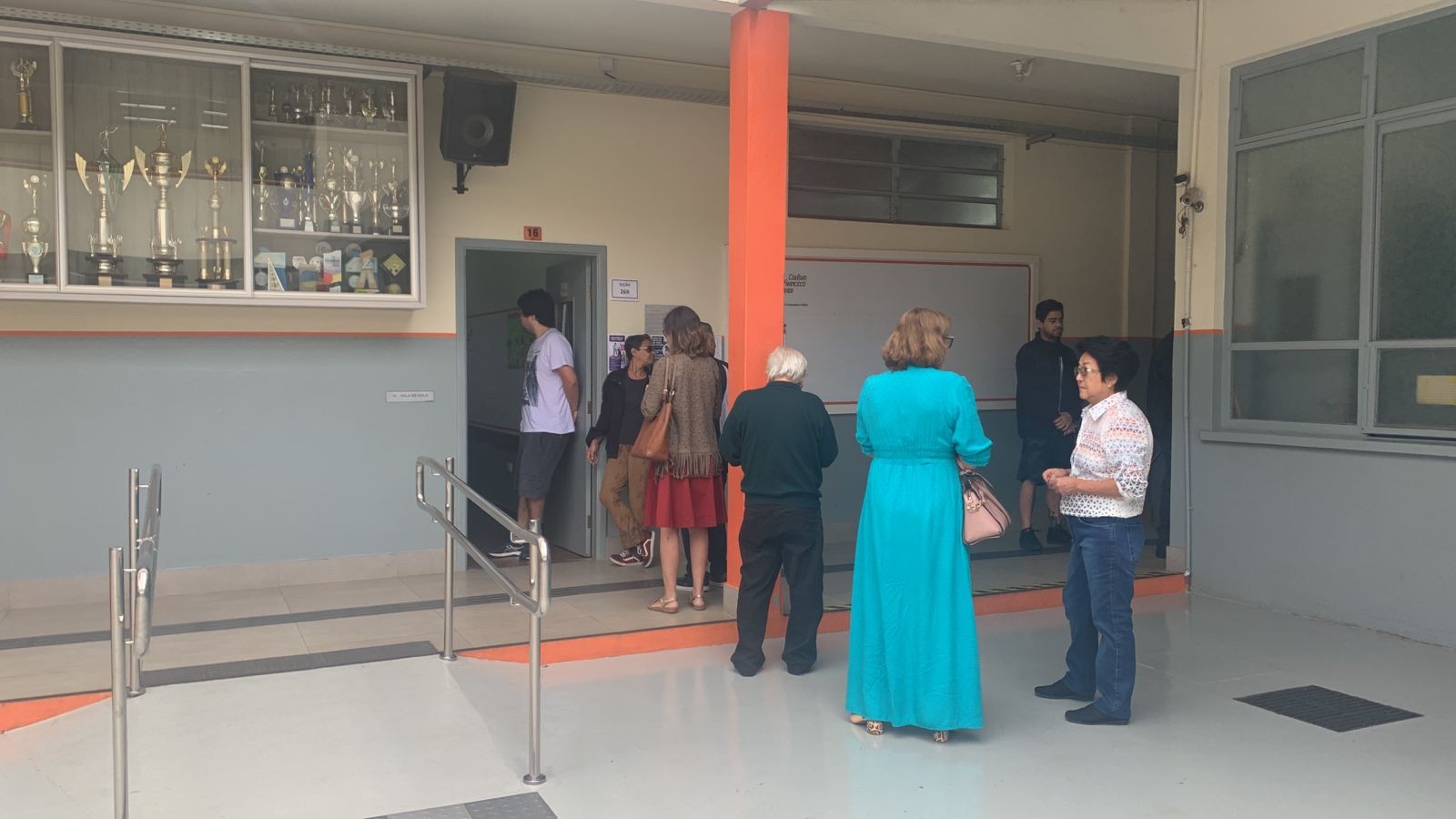 Jovens eleitores votam pela primeira vez