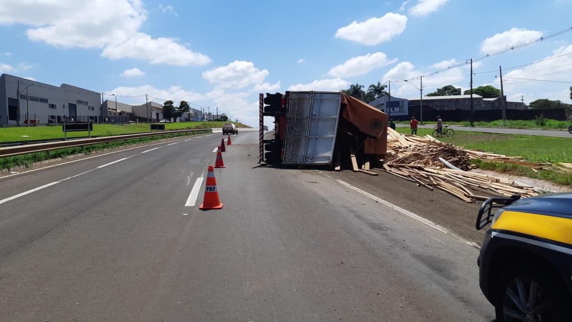 Caminhão com madeira tomba no Contorno Norte