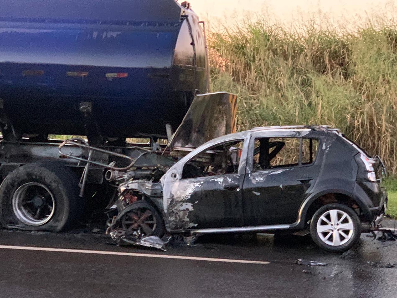 Carro bate em carreta-tanque e pega fogo; motorista escapa com ferimentos