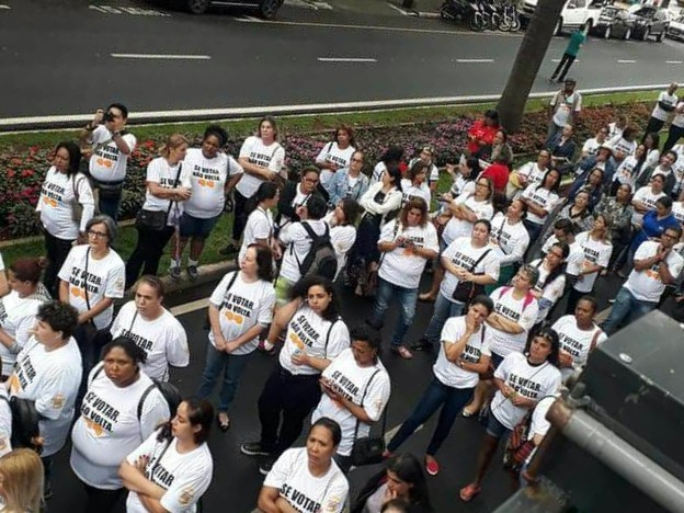 Manifestantes protestam contra reforma e invadem escritório de ministro
