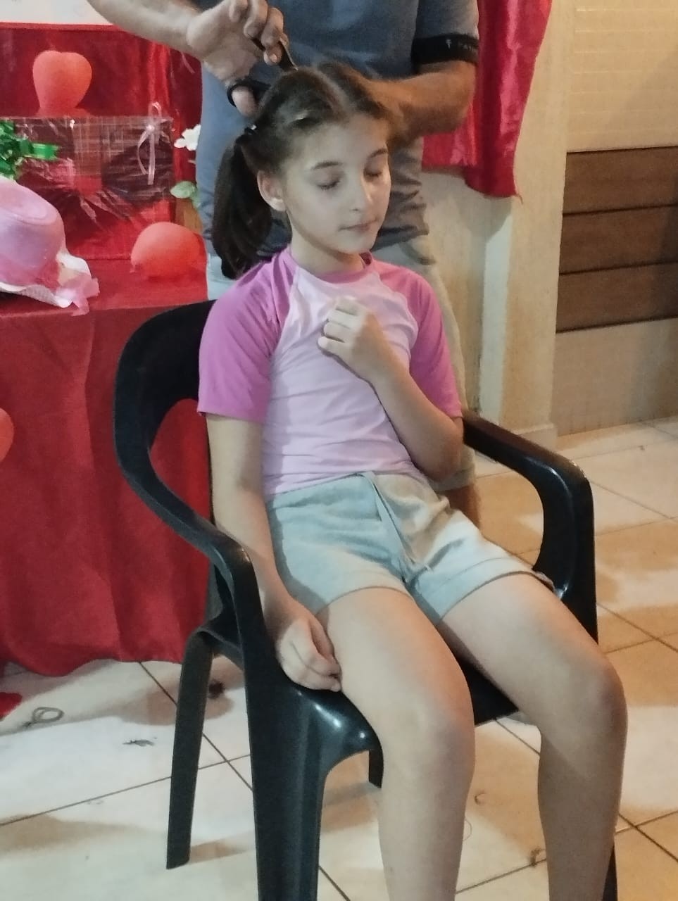 Menina de 10 anos raspa cabelo em homenagem à avó com câncer