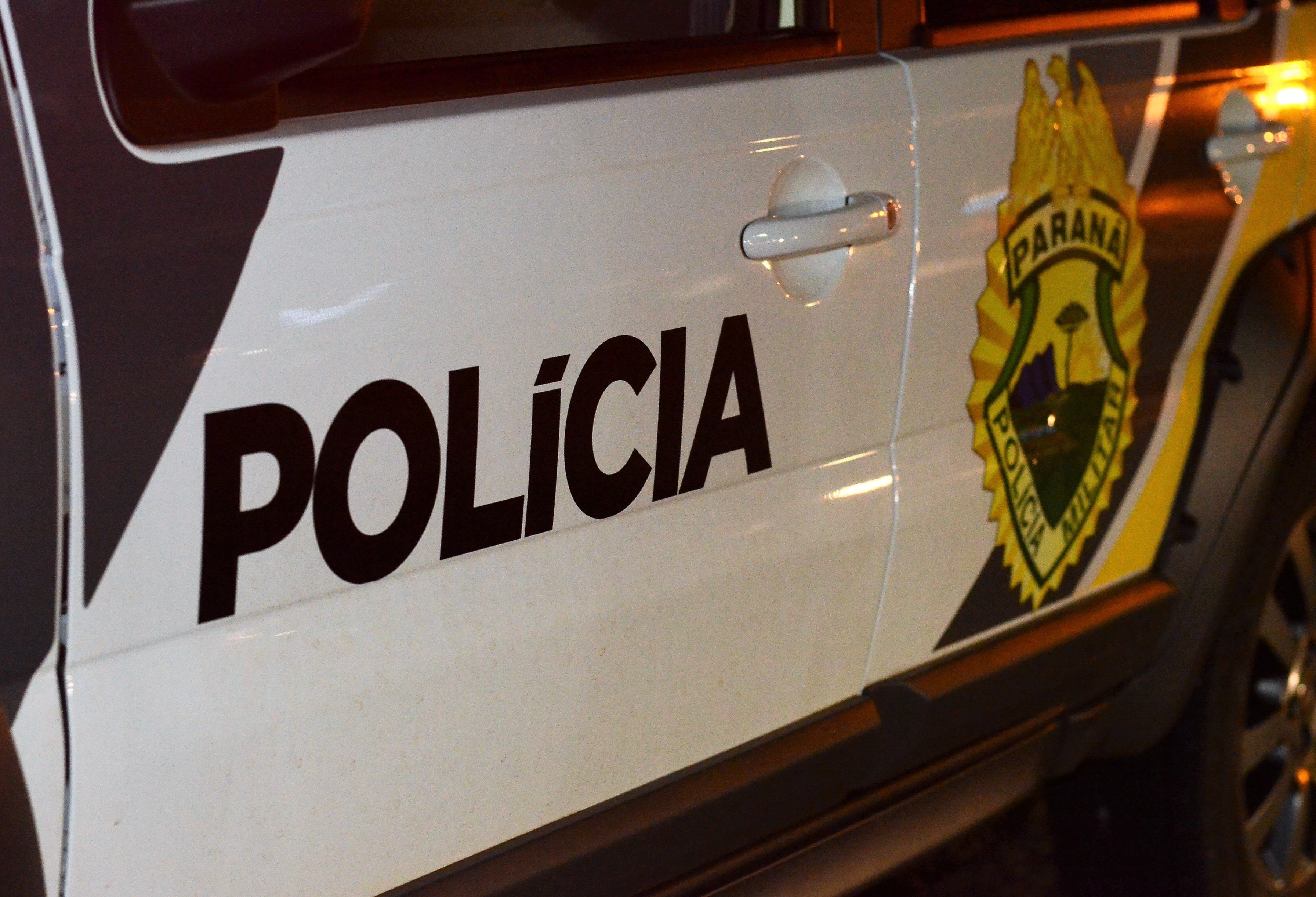 Motociclista sem CNH foge da polícia e bate em viatura