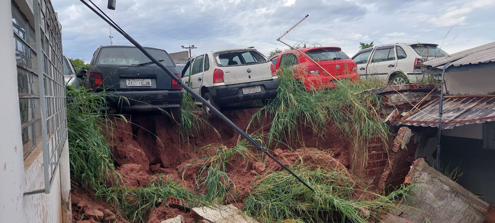 Muro da Apae de Nova Esperança cai com a chuva e escola suspende as aulas presenciais
