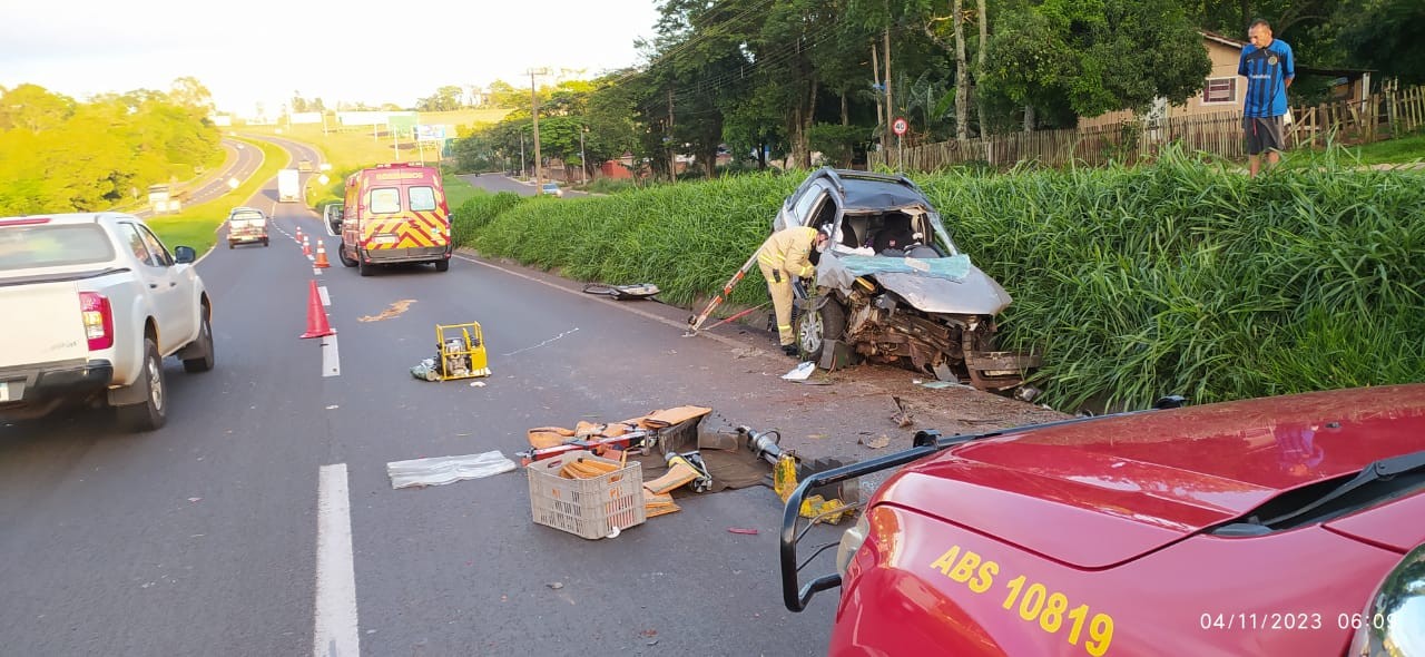 Duas pessoas ficam feridas em acidente na BR-376 em Maringá