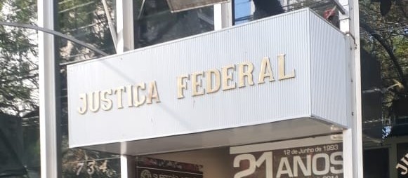 Um dos réus continua foragido