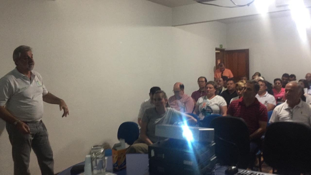 Técnicos das regionais de saúde recebem treinamento para aplicar novo veneno