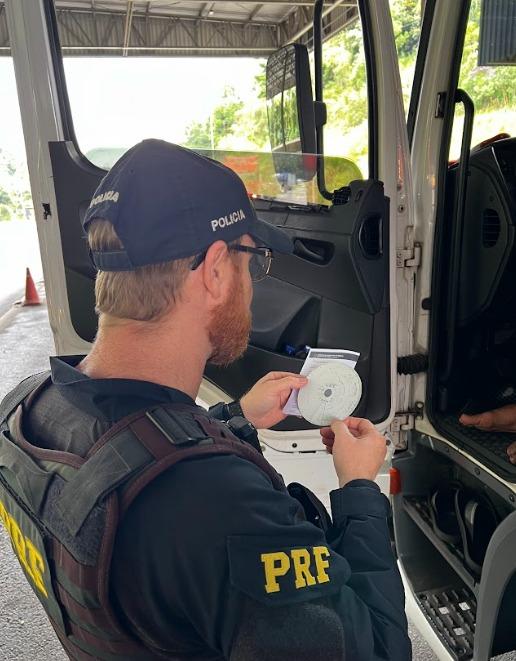 PRF verifica tacógrafos para conferir descanso de motoristas