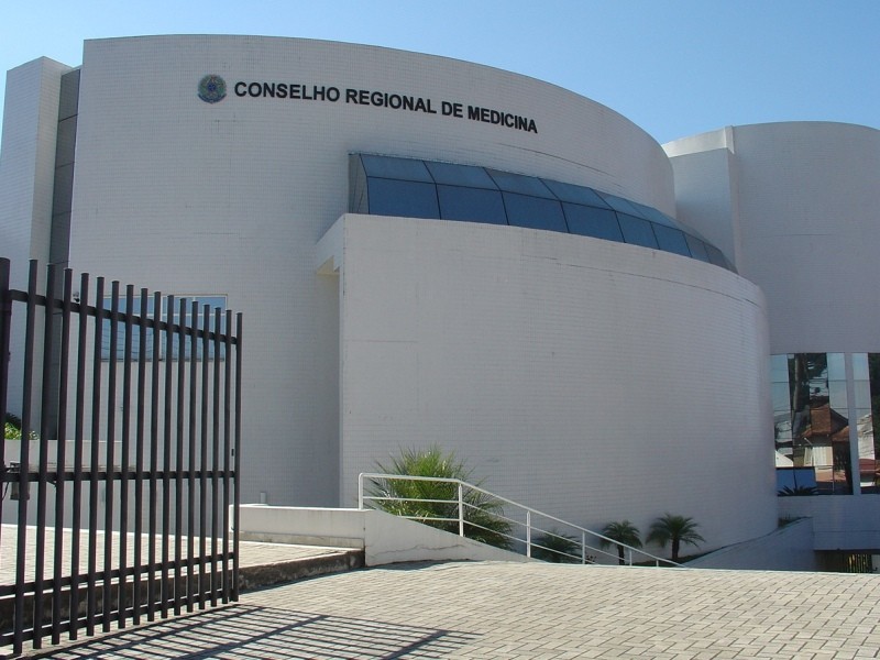 Concurso do CRM-PR abre vagas em Maringá, Curitiba e Londrina