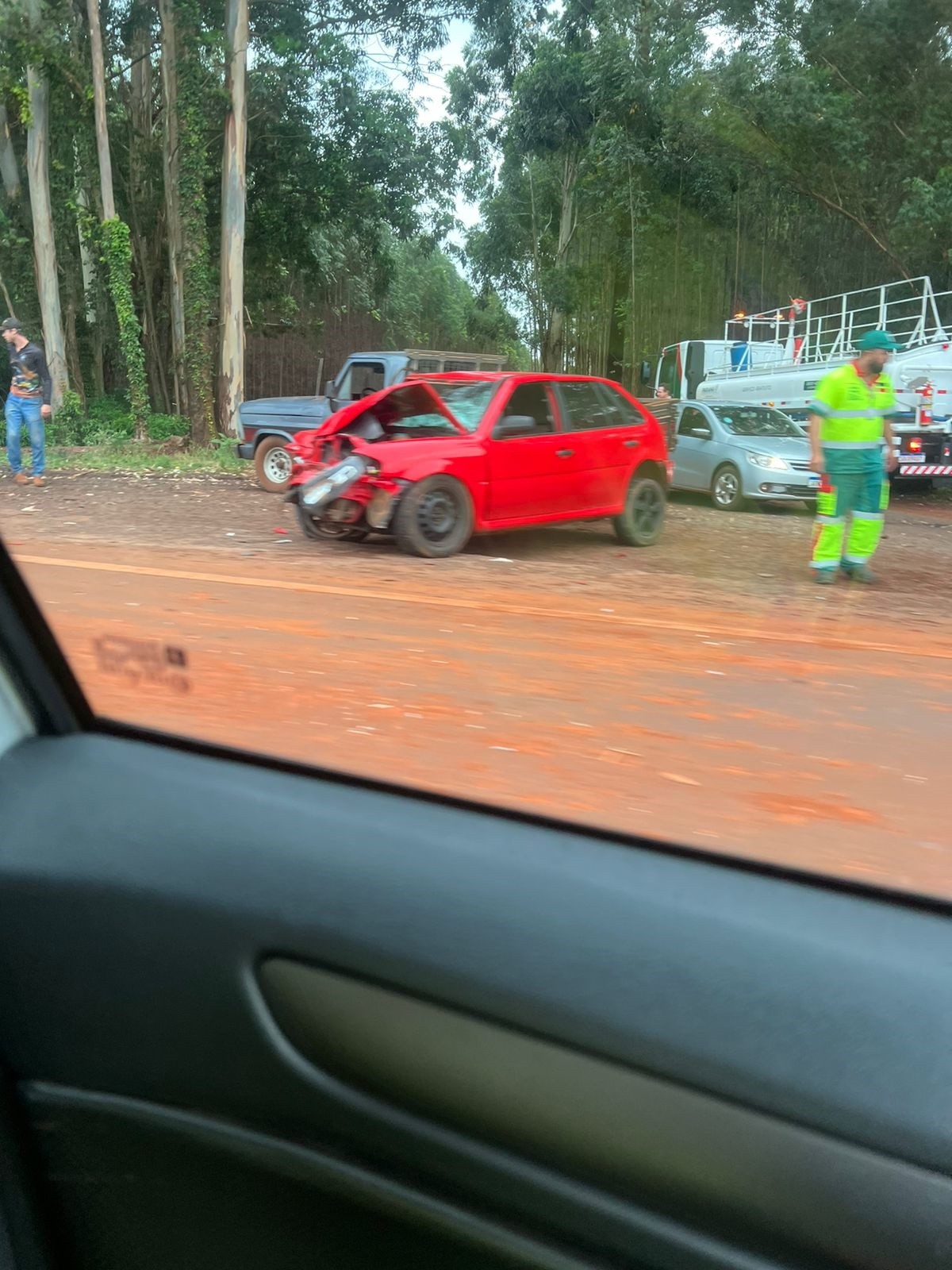 Trabalhadores rurais transportados em carroceria de caminhonete ficam feridos em acidente na BR-369