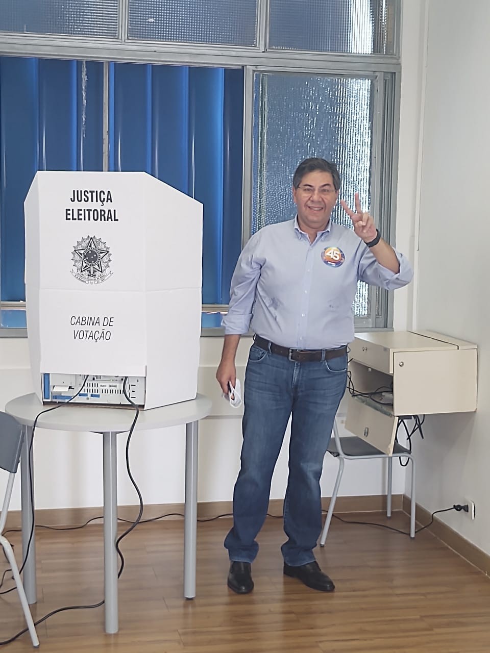 Candidato Evandro Oliveira  vota no Colégio Marista
