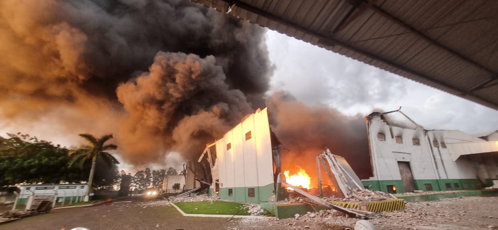Bombeiros trabalham no rescaldo ao incêndio em cooperativa de Mandaguari