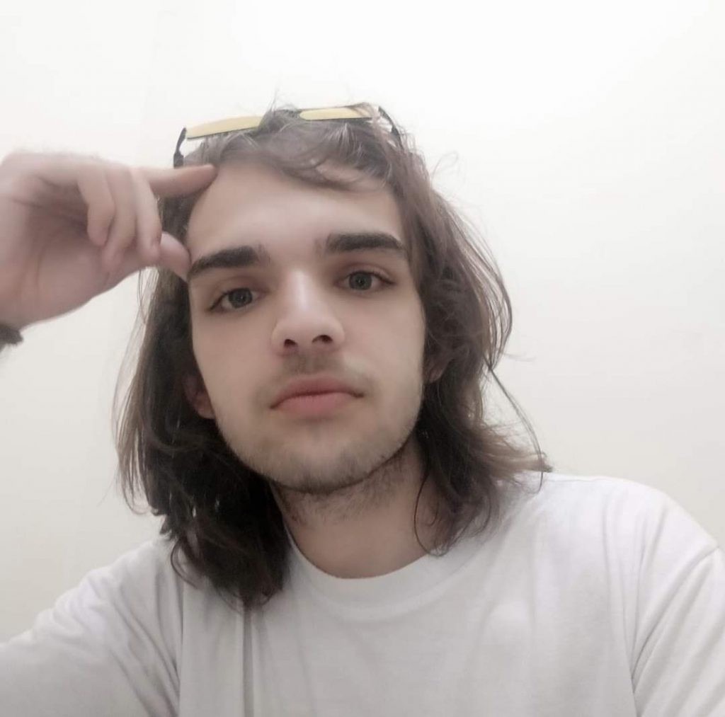 Câmera flagrou momento em que jovem foi esfaqueada no centro de Maringá