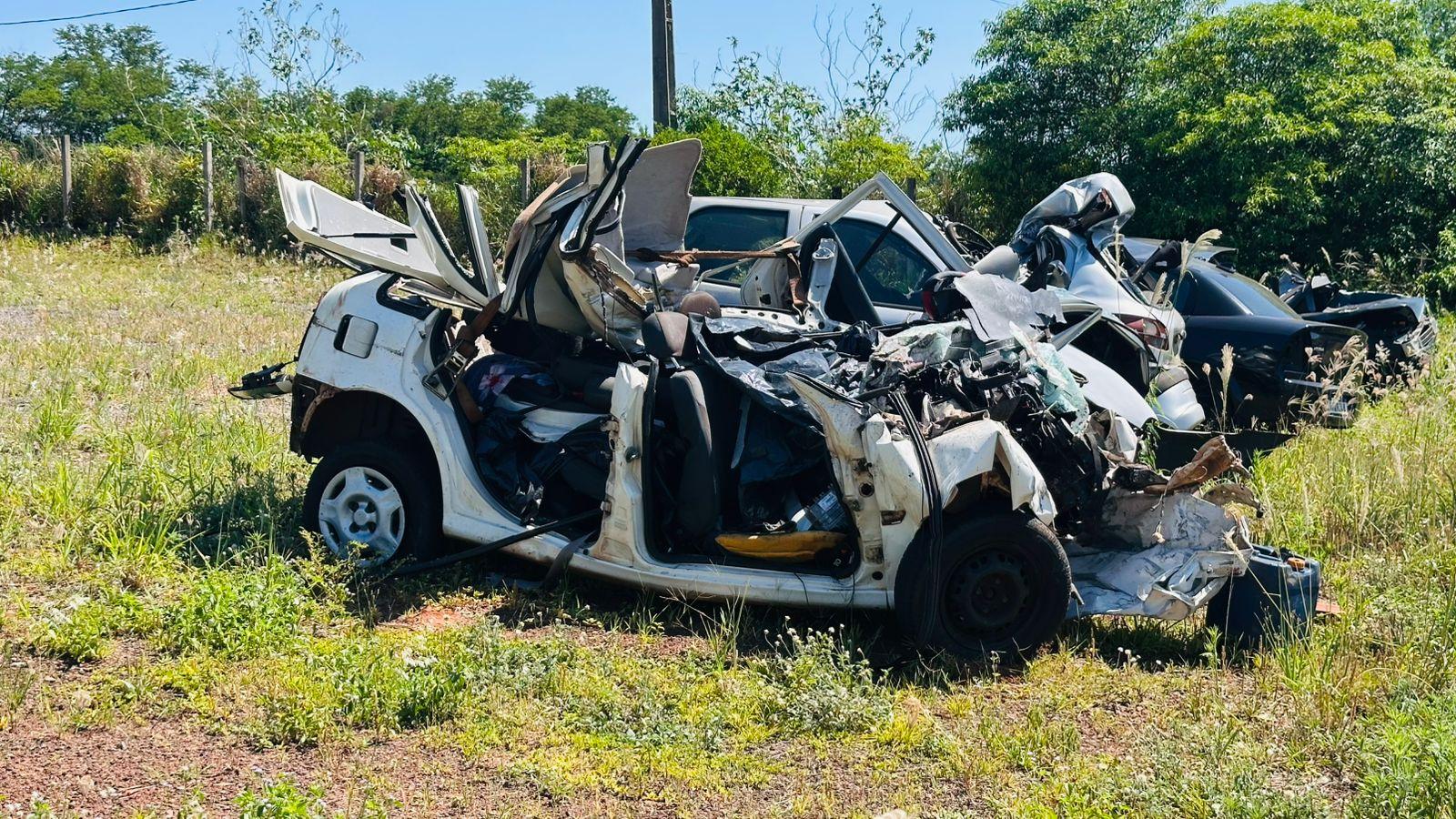 Seis pessoas morrem em acidente na PR-490 entre um ônibus e um carro