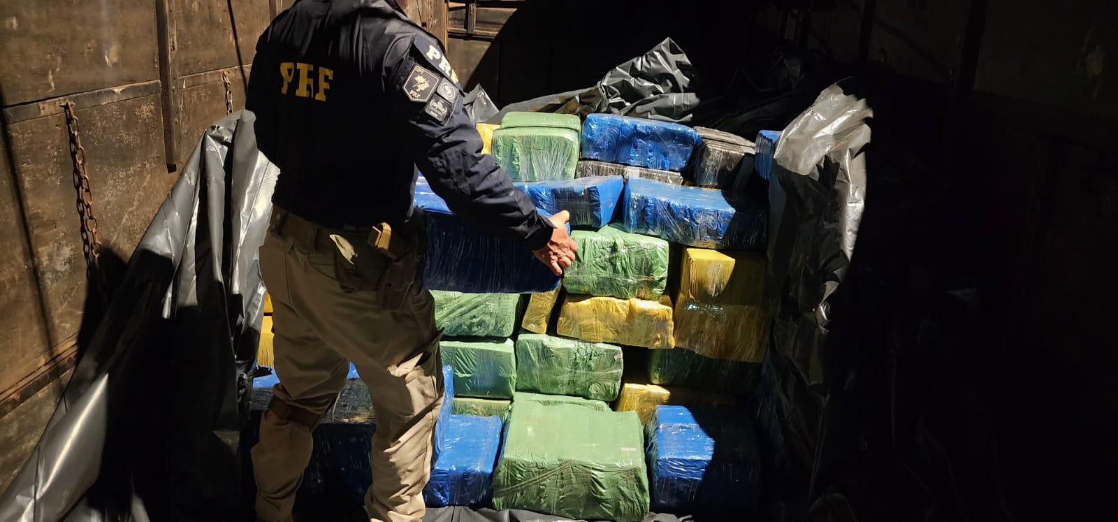 Carreta com cinco toneladas de maconha é apreendida em Apucarana