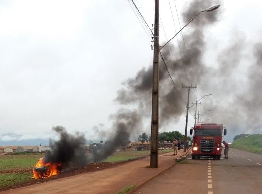 Carro carregado com cigarros capota e pega fogo na PR-323