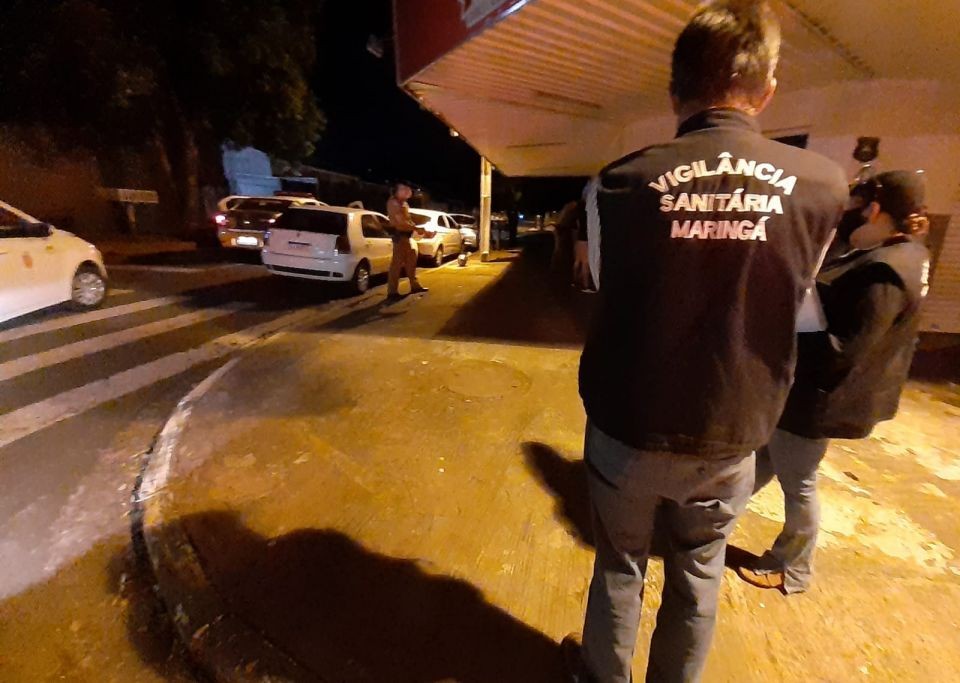 Bar flagrado aberto na madrugada é autuado em Maringá