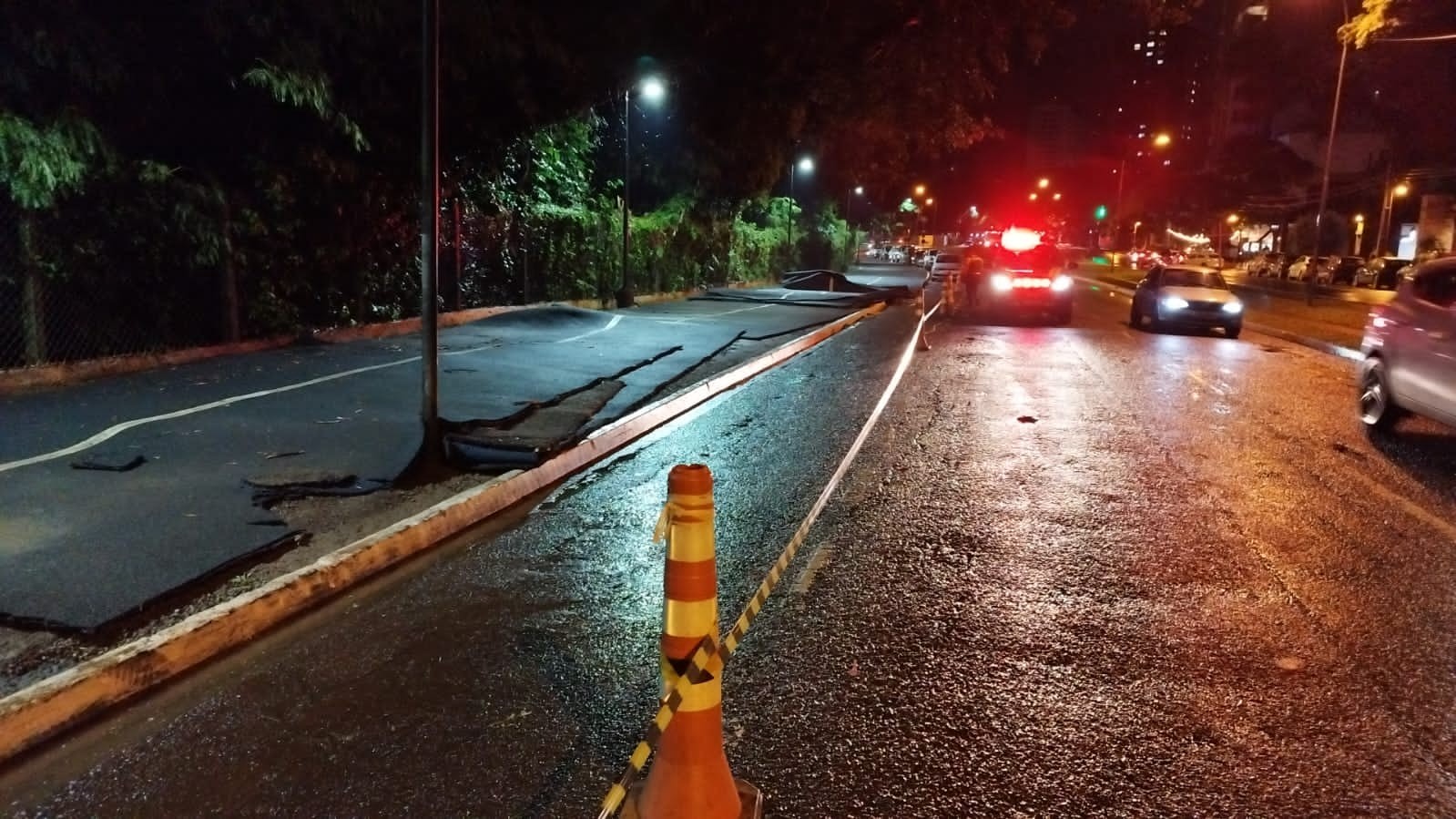 Chuva arranca mais uma parte da pista emborrachada do Parque do Ingá