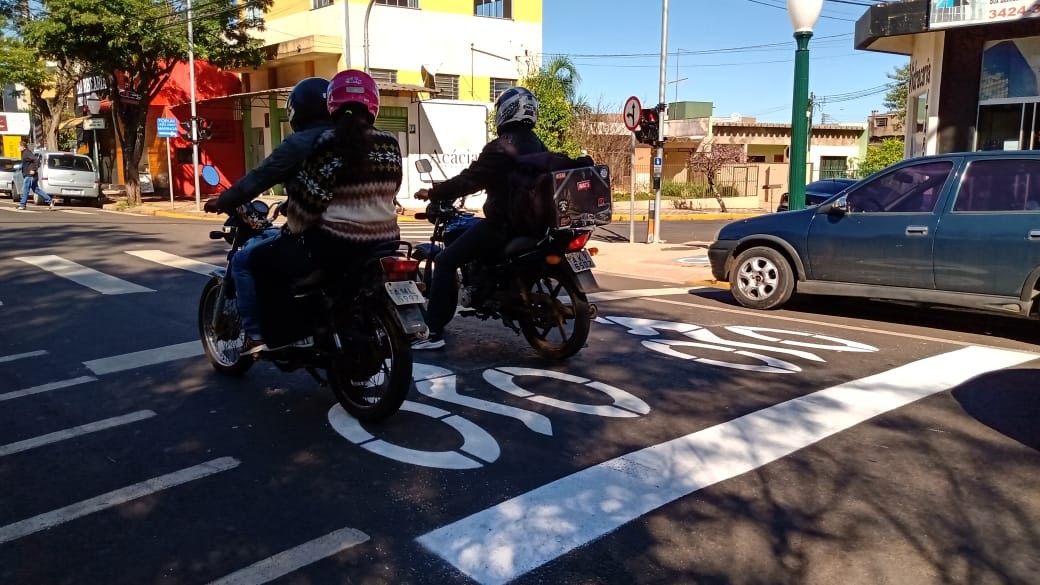 Apucarana implanta área exclusiva para motos no semáforo