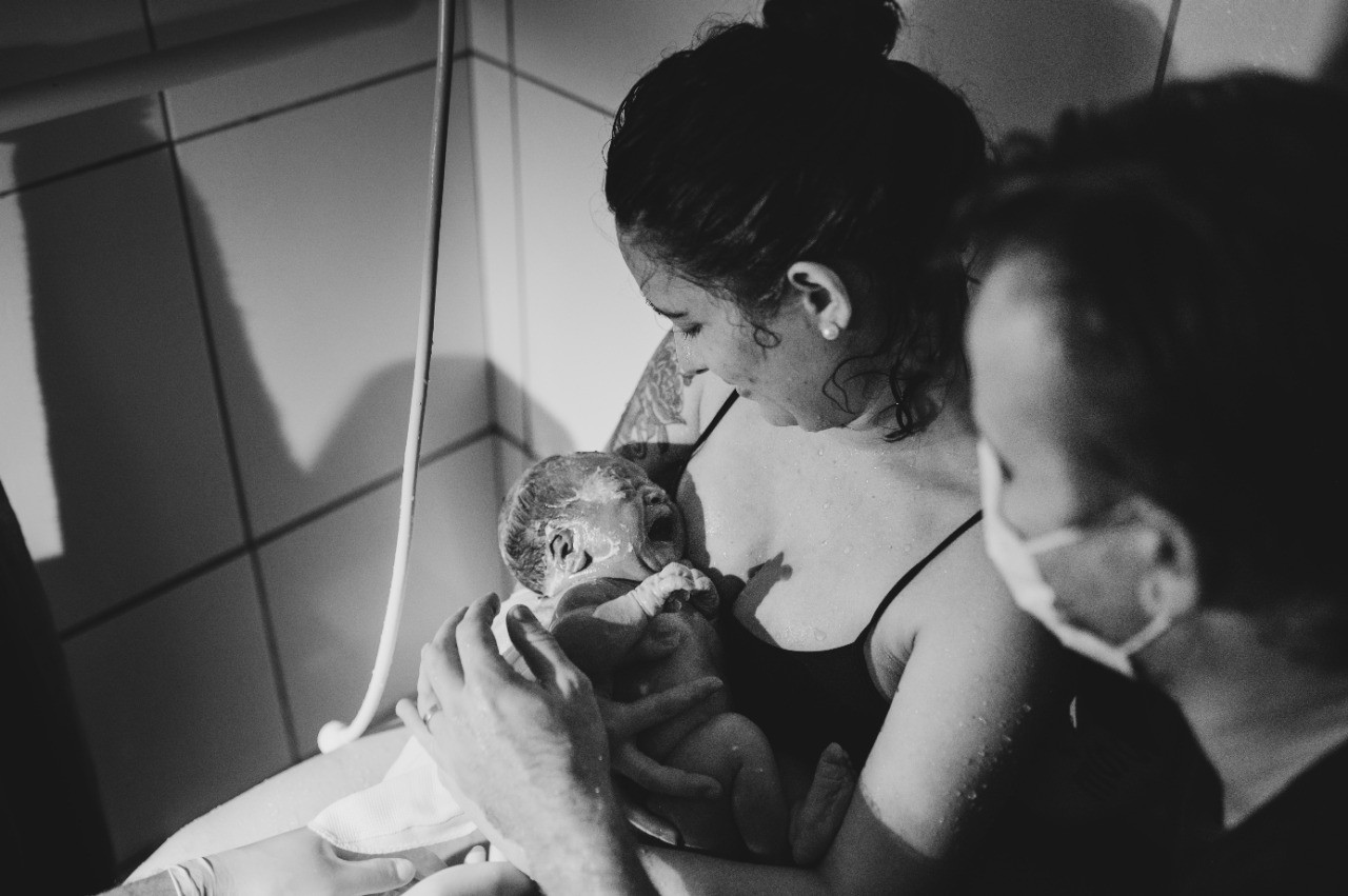 Caso raro no mundo, bebê maringaense nasce em parto natural empelicado