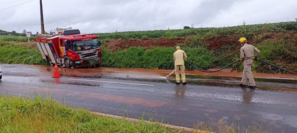 Caminhão do Corpo de Bombeiros de Maringá sofre acidente na BR-376