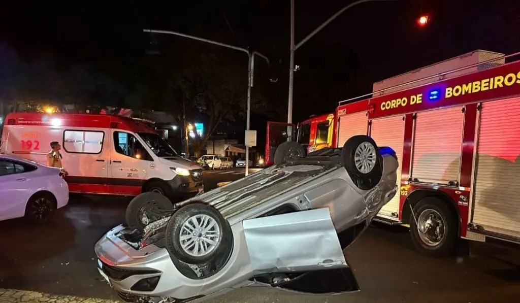 Após sofrer acidente de moto, mulher é atropelada por carro
