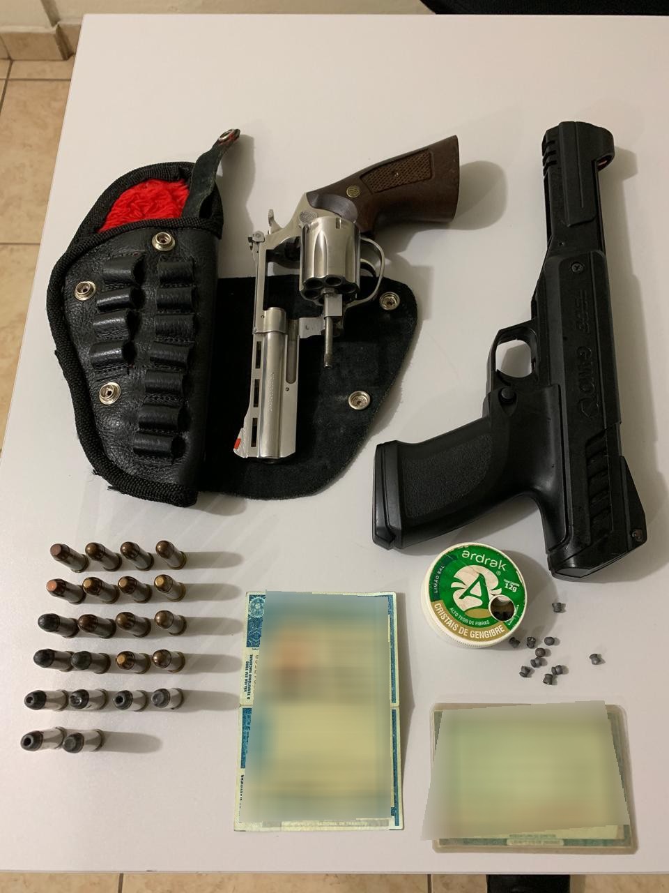 Homem é preso por porte ilegal de arma de fogo e CNH falsa