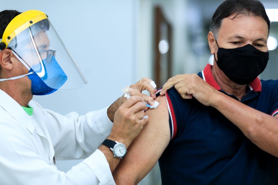 Força-tarefa vai remanejar vacinas em caso de temporal, diz secretário