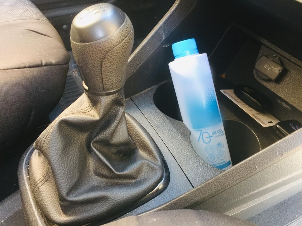 Ouvinte quer saber: guardar álcool em gel dentro do carro é perigoso?